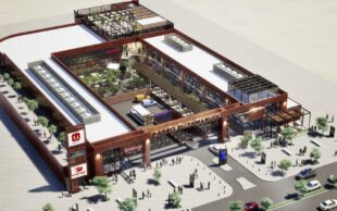 Vista aérea del centro comercial Paseo El Tamarugo, mostrando su arquitectura moderna, áreas verdes, tiendas, zonas de estacionamiento y movimiento de personas en el entorno urbano