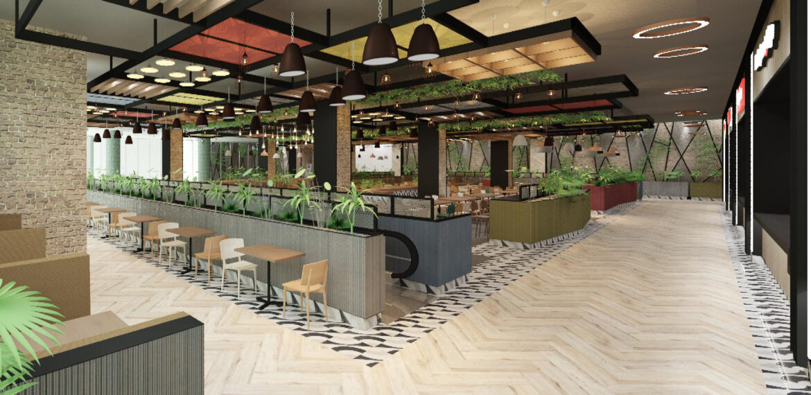Food court amplio y moderno con mesas, sillas, plantas decorativas y luminarias colgantes, mostrando un diseño contemporáneo con detalles naturales y una escalera mecánica en el centro.