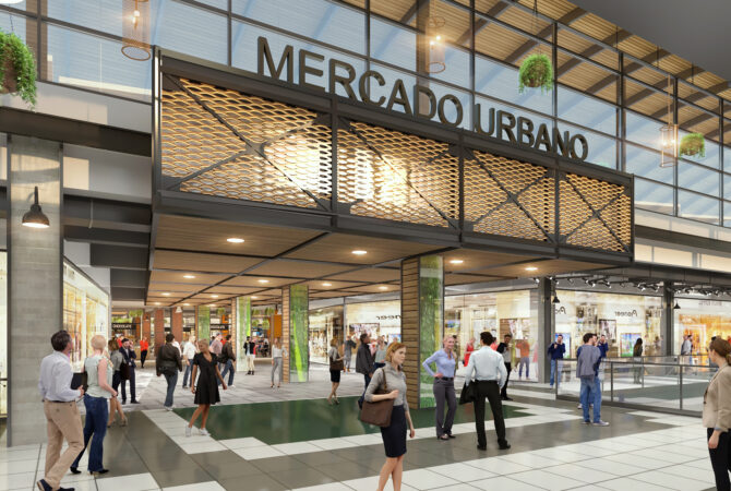 Entrada principal de Mercado Urbano, con fachada de vidrio, estructura metálica moderna, detalles de vegetación colgante y personas recorriendo un espacio comercial amplio y luminoso