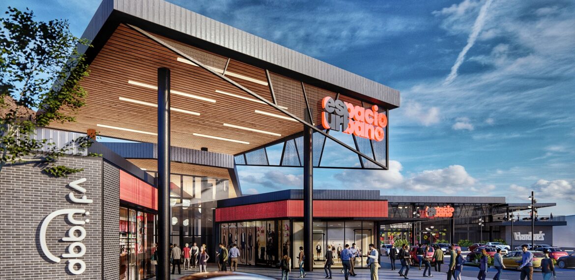 Entrada principal del centro comercial Espacio Urbano con techo de madera, fachada moderna, personas ingresando al edificio y vista del estacionamiento al fondo.
