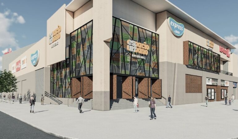 Vista exterior del centro comercial Espacio Urbano Las Rejas, destacando su fachada moderna con paneles de vidrio, detalles geométricos y acceso peatonal amplio, junto a logos de supermercados y tiendas anclas