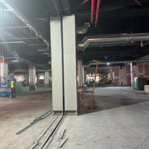 Vista de un pilar central y trabajos de obra gruesa en la construcción interior de Espacio Urbano.
