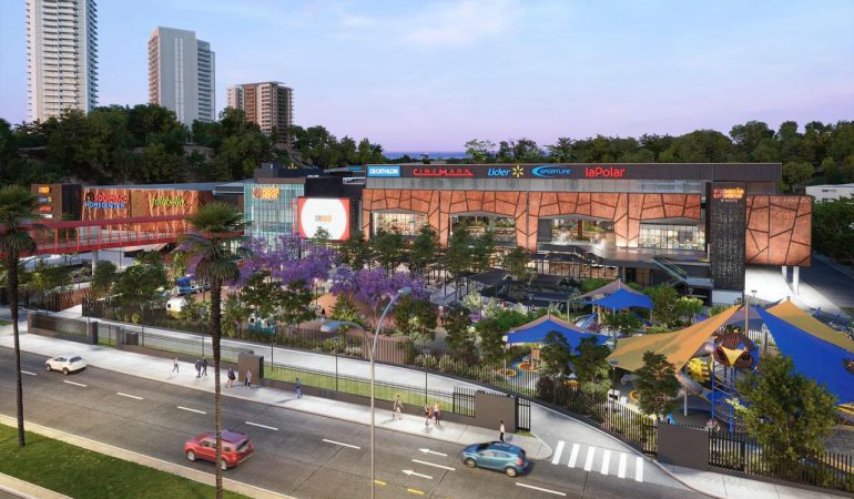 Imagen al atardecer del centro comercial Espacio Urbano 15 Norte, destacando la fachada iluminada, el parque infantil techado en primer plano y los logos de tiendas como Sodimac, Falabella, Cinemark y La Polar.